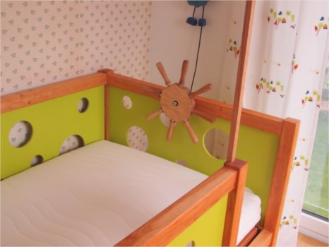 Kinderbett mit Schiffsteuerrad
