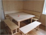 Essgruppe aus Ahorn mit passender Wandvertäfelung