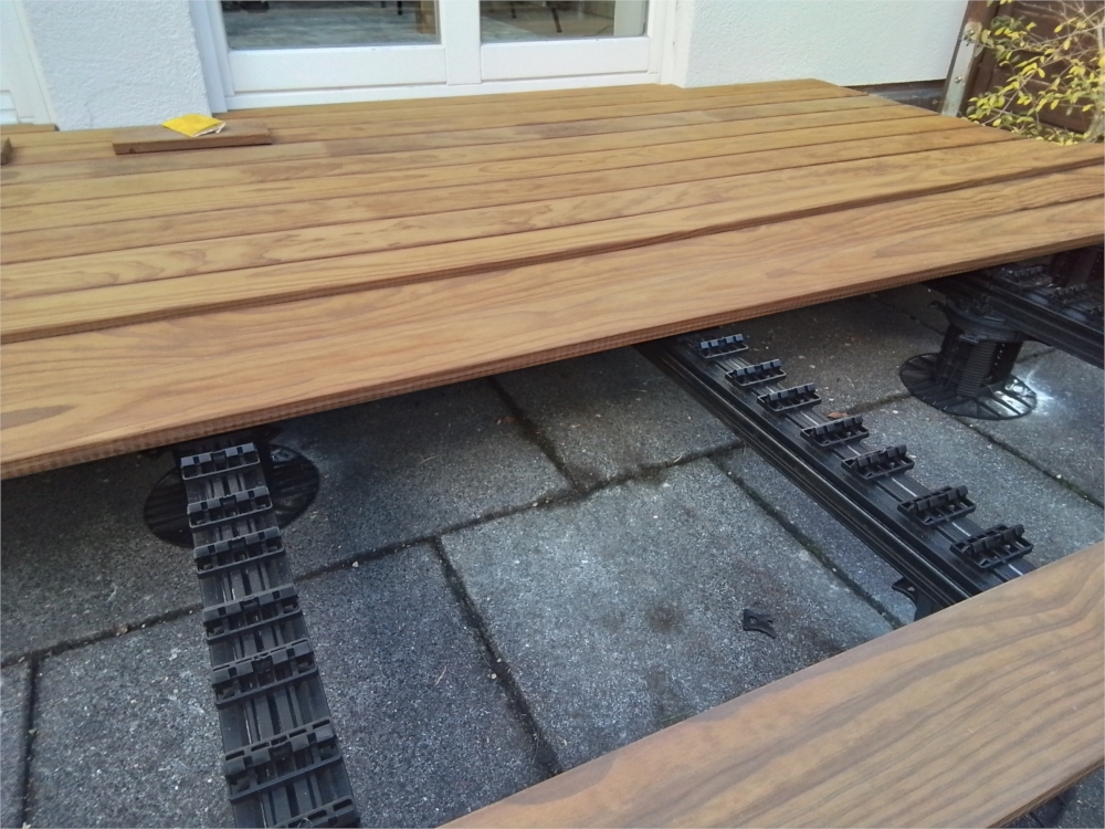 Verlegen der Holzdielen aus Kebony